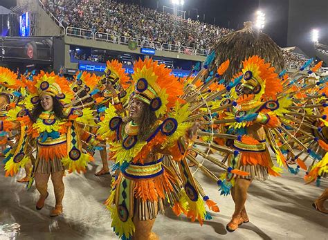 ¡El Concierto de Qball: Una Noche Tropical de Música y Baile en Río de Janeiro!